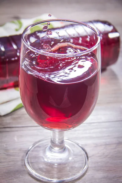 Vinho Tinto Copo Uma Mesa Madeira — Fotografia de Stock