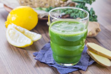 Zencefilli, limonlu ve maydanozlu smoothie. 