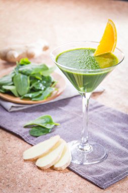 Masaya zencefil ve ıspanaklı smoothie yakın plan. 