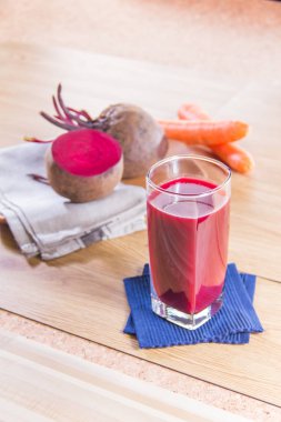 Tahta masaya havuç ve pancar suyu yakın plan. 