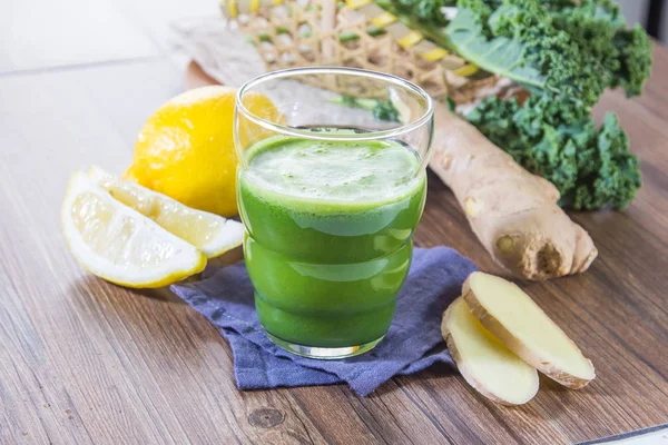 Nahaufnahme Von Ingwer Zitrone Und Petersilie Smoothie Auf Dem Tisch — Stockfoto