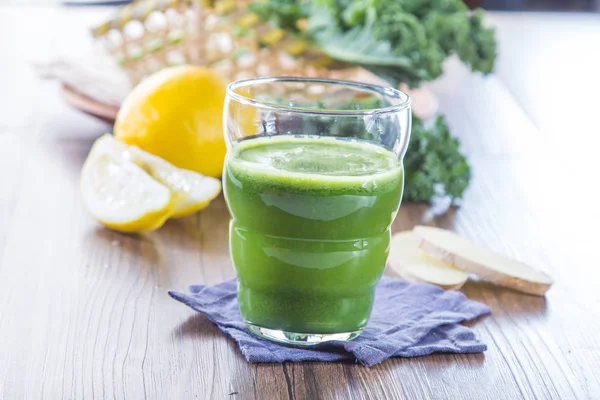 Nahaufnahme Von Ingwer Zitrone Und Petersilie Smoothie Auf Dem Tisch — Stockfoto