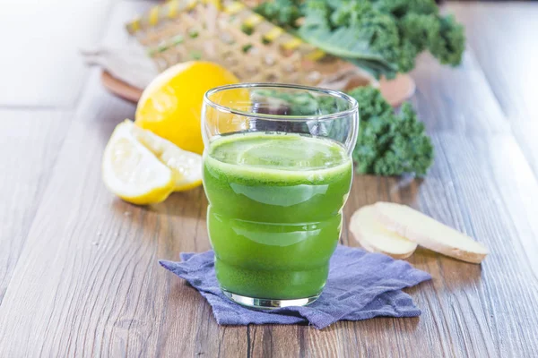 Closeup Ginger Lemon Parsley Smoothie Table — Stockfoto