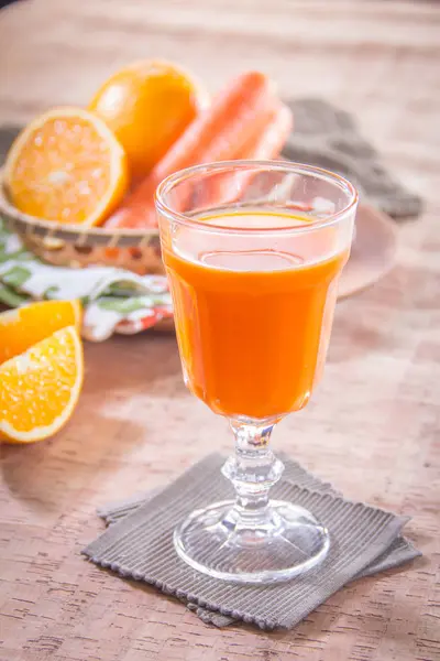 Close Suco Laranja Cenoura Mesa Madeira — Fotografia de Stock