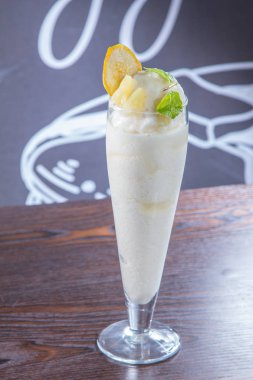 Buzlu meyve püresi. 