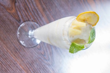 Buzlu meyve püresi. 