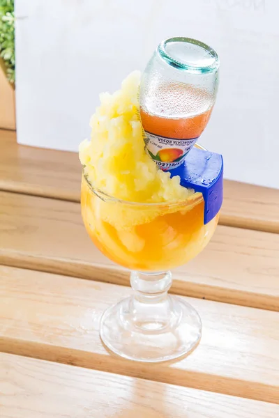 Bicchiere Succo Mango Fresco Sul Tavolo Legno — Foto Stock