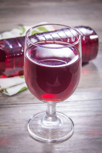 Czerwone Wino Szklance Drewnianym Tle — Zdjęcie stockowe