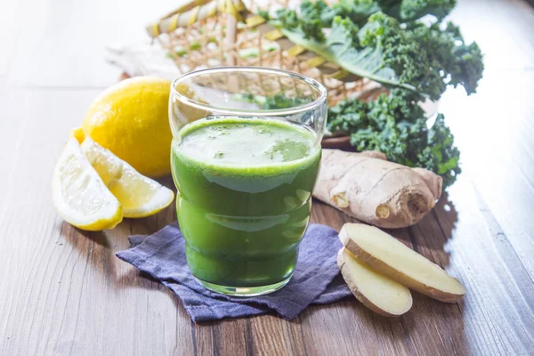 Closeup Ginger Lemon Parsley Smoothie Table — 图库照片