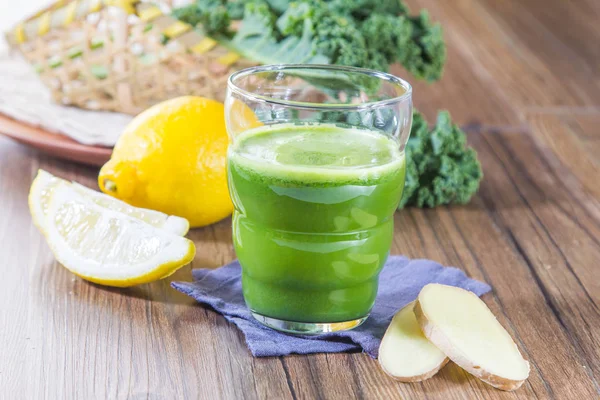 Closeup Ginger Lemon Parsley Smoothie Table — 图库照片