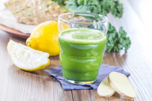 Closeup Ginger Lemon Parsley Smoothie Table — 图库照片