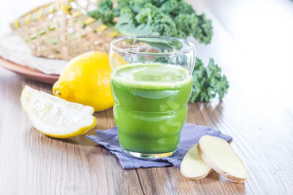 Closeup Ginger Lemon Parsley Smoothie Table — 图库照片