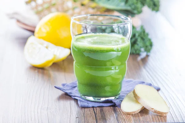 Closeup Ginger Lemon Parsley Smoothie Table — 图库照片