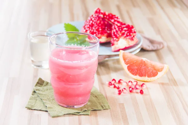 Closeup Pomegranate Grapefruit Juice Wooden Table — Zdjęcie stockowe