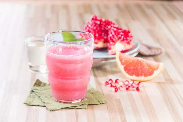 Closeup Pomegranate Grapefruit Juice Wooden Table — Zdjęcie stockowe
