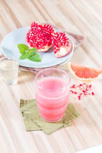 Closeup Pomegranate Grapefruit Juice Wooden Table — Zdjęcie stockowe