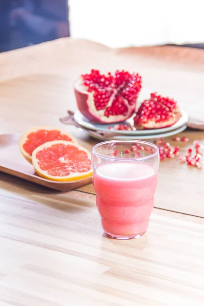 Closeup Pomegranate Grapefruit Juice Wooden Table — Zdjęcie stockowe