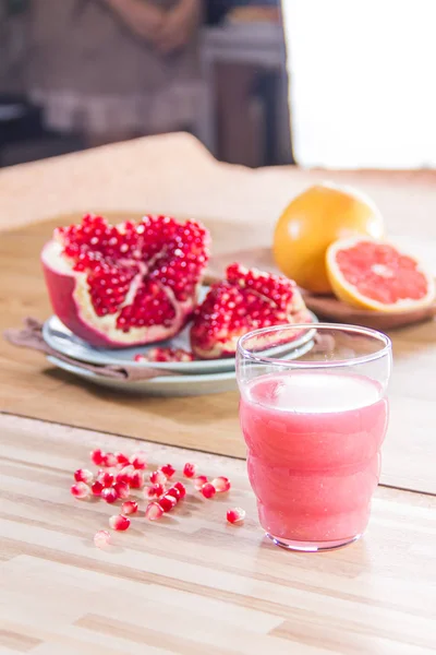 Close Van Granaatappel Grapefruitsap Houten Tafel — Stockfoto