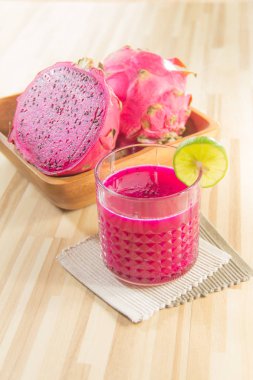 Tahta masada, ejderha meyvesi ve limon suyu. 