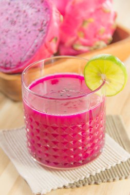 Tahta masada, ejderha meyvesi ve limon suyu. 