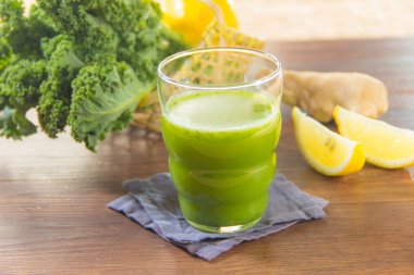 Zencefilli, limonlu ve maydanozlu smoothie. 