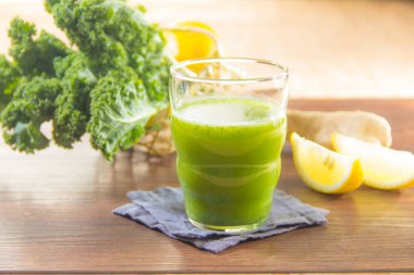 Zencefilli, limonlu ve maydanozlu smoothie. 