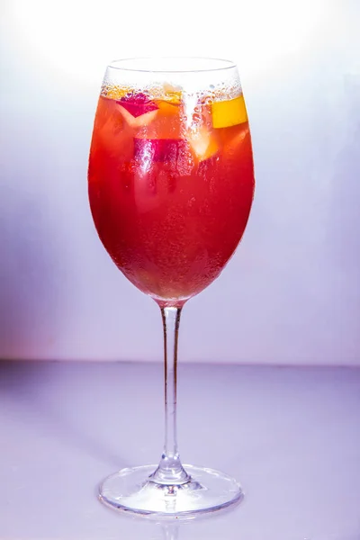 Glas Röd Cocktail Med Isbitar Vit Bakgrund — Stockfoto