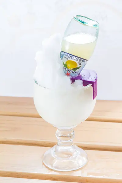 Glass Ice Cream Coconut Cocktail Table — Foto Stock