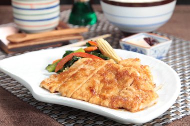 Sebzeli kızarmış tavuk. 