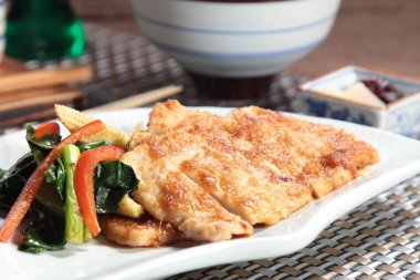 Sebzeli kızarmış tavuk. 