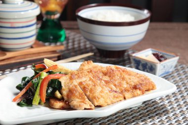 Sebzeli kızarmış tavuk. 