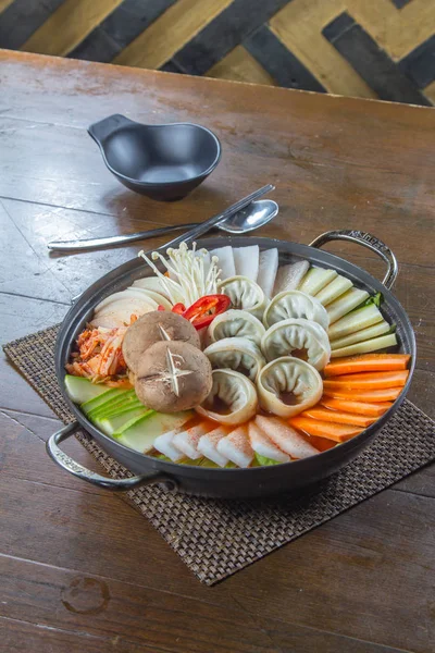 Sıcak tencerenin mutfak fotoğrafı.