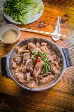 Sıcak tencerenin mutfak fotoğrafı.