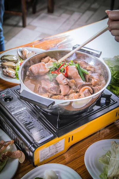 Sıcak tencerenin mutfak fotoğrafı.