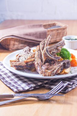 Bir kuzu pirzolası fotoğrafı.