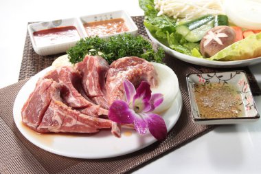 Bir kuzu pirzolası fotoğrafı.