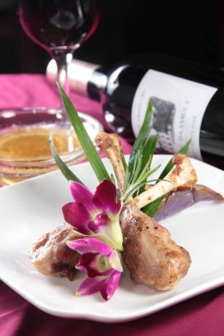 Bir kuzu pirzolası fotoğrafı.