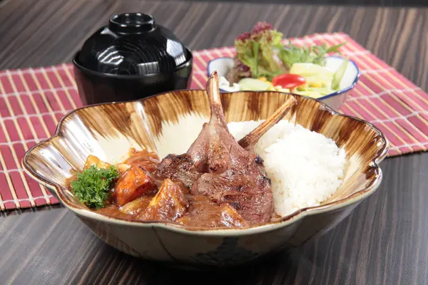 Bir kuzu pirzolası fotoğrafı.