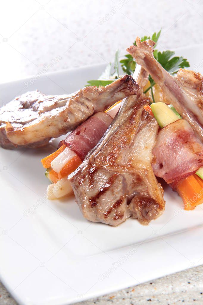 a cuisine photo of lamb chop