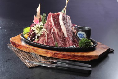 Bir kuzu pirzolası fotoğrafı.