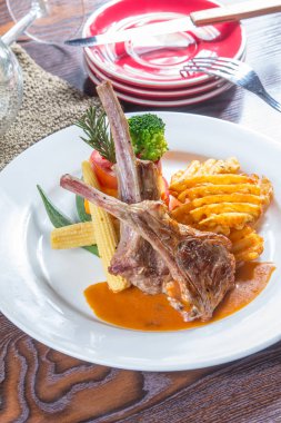 Bir kuzu pirzolası fotoğrafı.