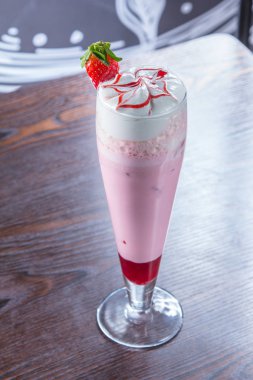 Arka planda çilekli ve naneli çilekli milkshake.