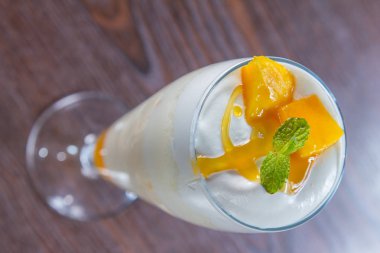 Bir bardak limonlu ve naneli su.