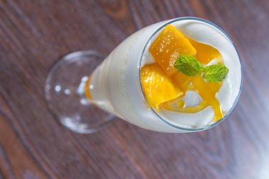 Limonlu ve naneli taze mango püresi.