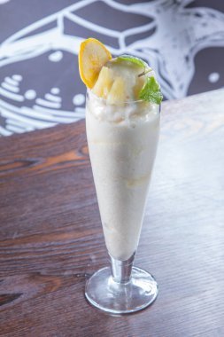 Arka planda çırpılmış süt ve limonlu dondurma.