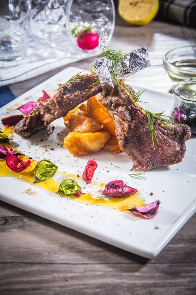 Bir kuzu pirzolası fotoğrafı.