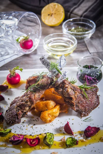 Bir kuzu pirzolası fotoğrafı.