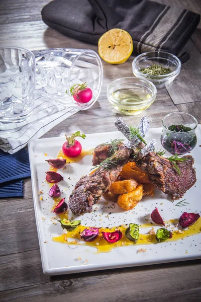 Bir kuzu pirzolası fotoğrafı.