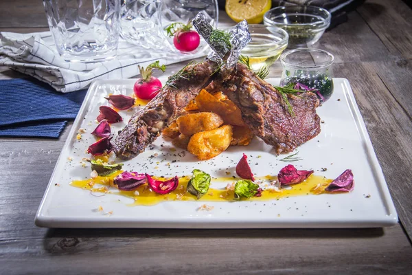 Bir kuzu pirzolası fotoğrafı.