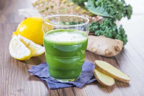 Smoothie Verde Fresco Com Limão Gengibre Salada — Fotografia de Stock